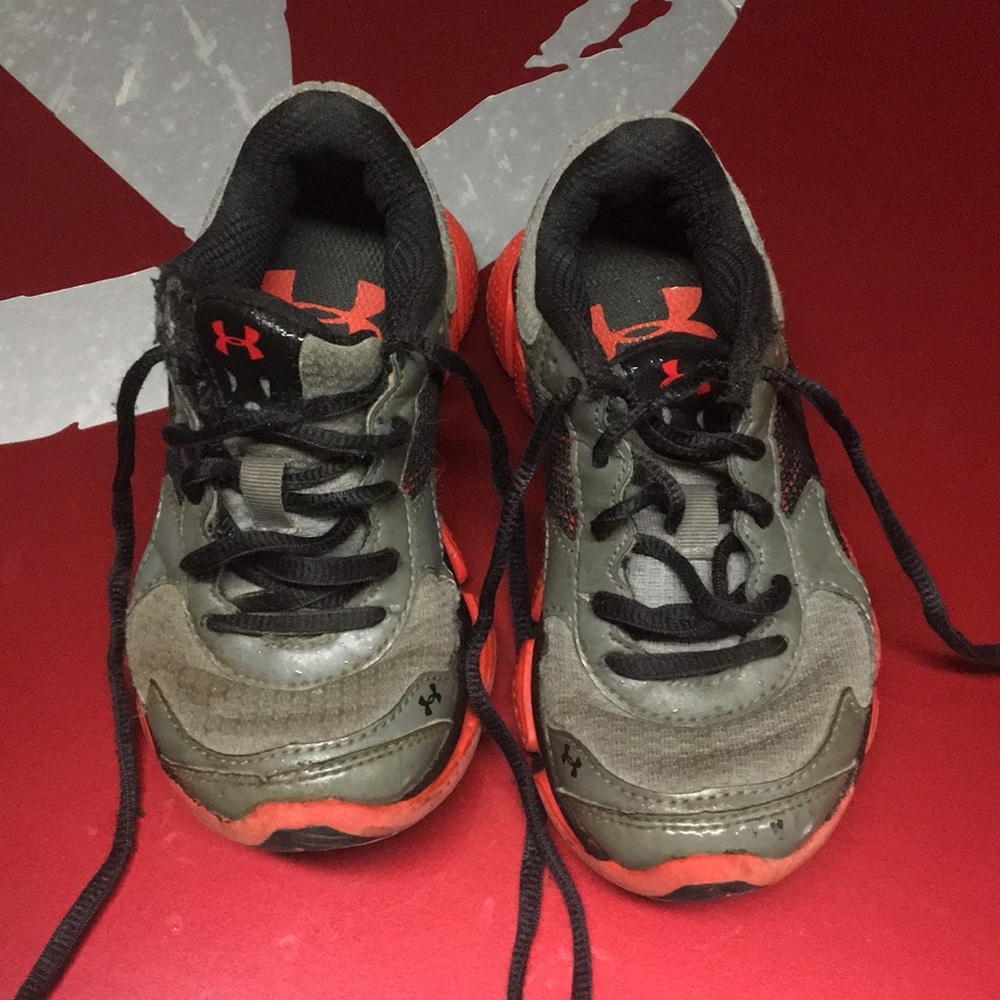 Kids sz11 Under Armour shoes